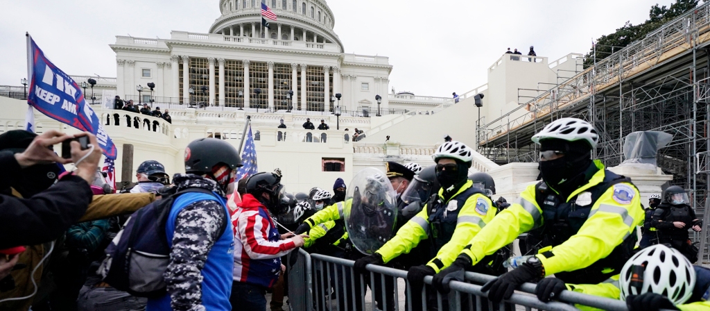 Demonstranten werden rein gelassen. Die sogenannten "Stürmer" auf das US-Kapitol verhalten sich friedlich. 