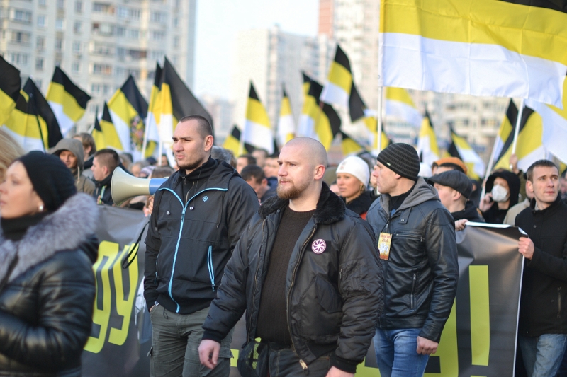 Sie unterstützen die Kiewer Bande, die die Menschen vernichtet und sie marschieren mit der Symbolik des Asow-Regiments.